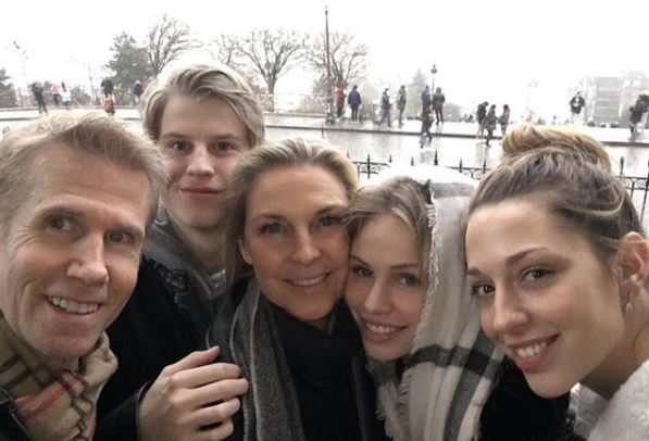The model Scarlett Leithold with her mother Sharolyn Leithold, sister Martine Leithold, brother and father.